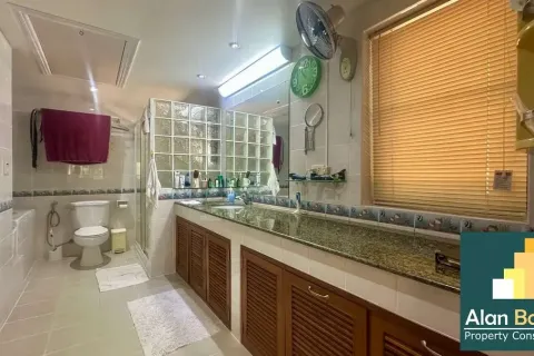 Casa de 4 dormitorios en Pattaya, Tailandia № 210918 - foto 5