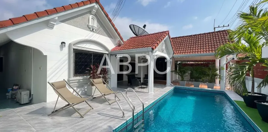 Casa de 4 dormitorios en Pattaya, Tailandia № 210923