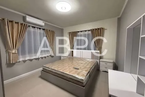 Casa de 4 dormitorios en Pattaya, Tailandia № 210923 - foto 3