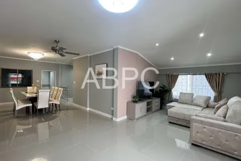 Casa de 4 dormitorios en Pattaya, Tailandia № 210923 - foto 16