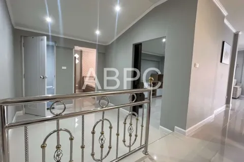 Casa de 4 dormitorios en Pattaya, Tailandia № 210923 - foto 10