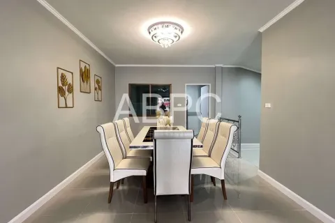 Casa de 4 dormitorios en Pattaya, Tailandia № 210923 - foto 13