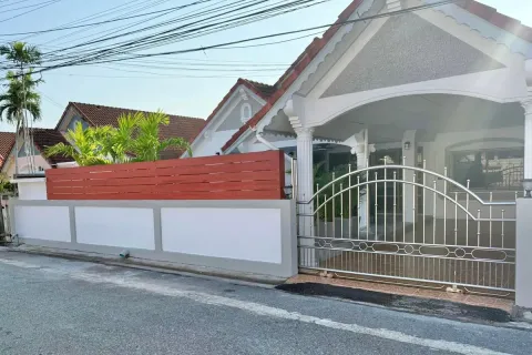 Casa de 4 dormitorios en Pattaya, Tailandia № 210923 - foto 27
