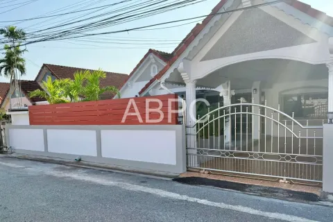 Casa de 4 dormitorios en Pattaya, Tailandia № 210923 - foto 2