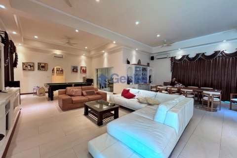 House in Pattaya, Thailand 5 bedrooms № 196717 - photo 7