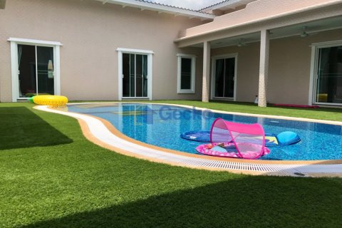 House in Pattaya, Thailand 5 bedrooms № 196717 - photo 25