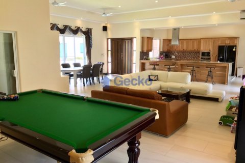 House in Pattaya, Thailand 5 bedrooms № 196717 - photo 8