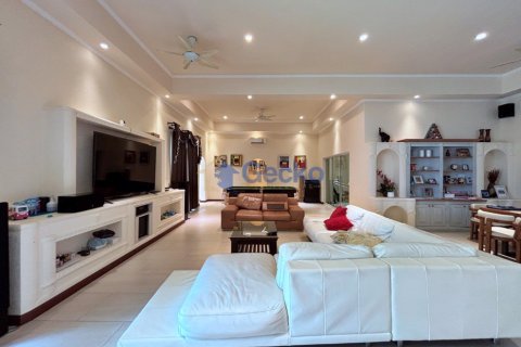 House in Pattaya, Thailand 5 bedrooms № 196717 - photo 5