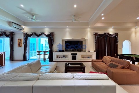 House in Pattaya, Thailand 5 bedrooms № 196717 - photo 9