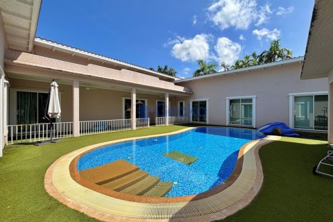 House in Pattaya, Thailand 5 bedrooms № 196717 - photo 2