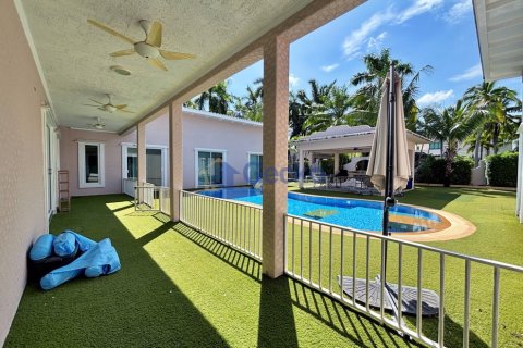 House in Pattaya, Thailand 5 bedrooms № 196717 - photo 3