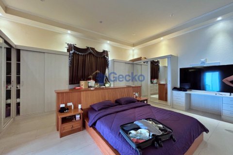 House in Pattaya, Thailand 5 bedrooms № 196717 - photo 21