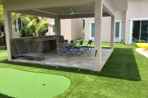 House in Pattaya, Thailand 5 bedrooms № 196717 - photo 23