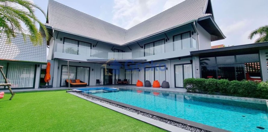 House in Pattaya, Thailand 5 bedrooms № 196721