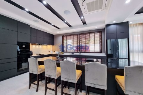 House in Pattaya, Thailand 5 bedrooms № 196721 - photo 14