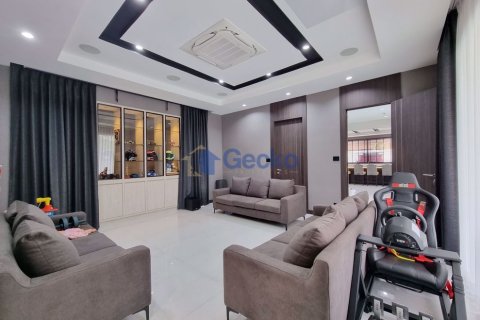 House in Pattaya, Thailand 5 bedrooms № 196721 - photo 25