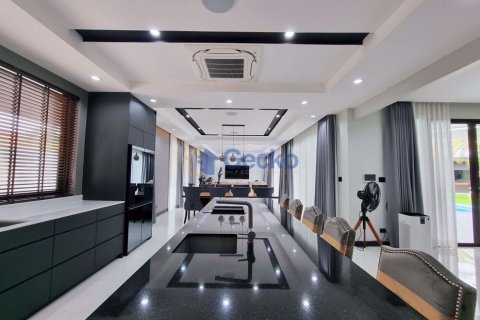 House in Pattaya, Thailand 5 bedrooms № 196721 - photo 11