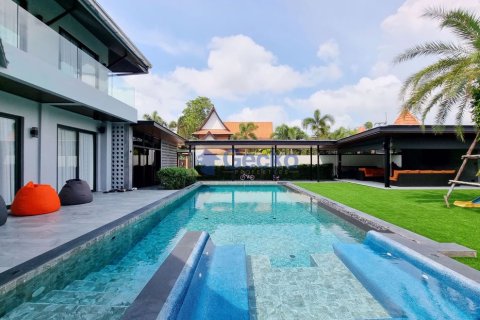 House in Pattaya, Thailand 5 bedrooms № 196721 - photo 2
