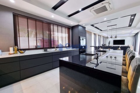 House in Pattaya, Thailand 5 bedrooms № 196721 - photo 10