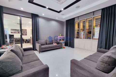 House in Pattaya, Thailand 5 bedrooms № 196721 - photo 24