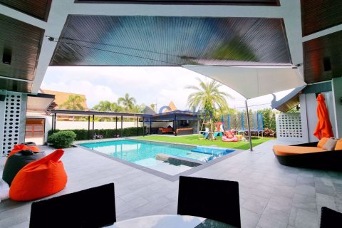 House in Pattaya, Thailand 5 bedrooms № 196721 - photo 8