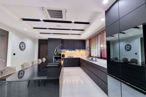 House in Pattaya, Thailand 5 bedrooms № 196721 - photo 12