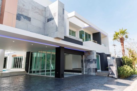 House in Hang Dong, Thailand 8 bedrooms № 167865 - photo 2
