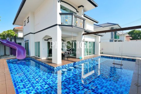 House in Pattaya, Thailand 7 bedrooms № 198573