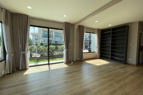 House in Samut Prakan, Thailand 3 bedrooms № 161750 - photo 3