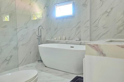 Villa in Pattaya, Thailand 3 bedrooms № 160937 - photo 5