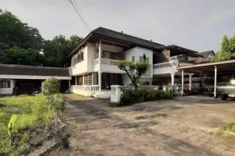 Haus in Phra Khanong, Bangkok, Thailand 5 Schlafzimmer № 215471 - Foto 2