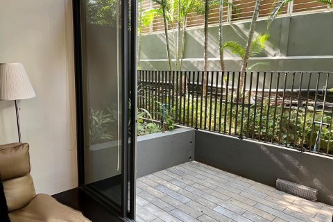 Condo in Bangkok, Thailand, 2 bedrooms  № 157683 - photo 2