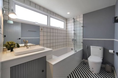 House in Bangkok, Thailand 4 bedrooms № 157642 - photo 2