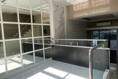 Townhouse in Yan Nawa, Bangkok, Thailand 3 bedrooms № 141256 - photo 14