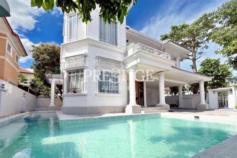 House in Pattaya, Thailand 4 bedrooms № 197876