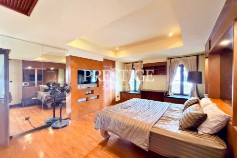 House in Pattaya, Thailand 5 bedrooms № 197877 - photo 16