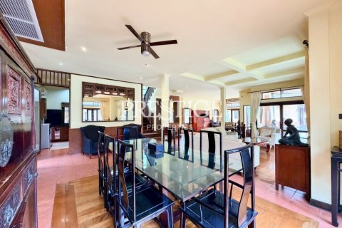 House in Pattaya, Thailand 5 bedrooms № 197877 - photo 5
