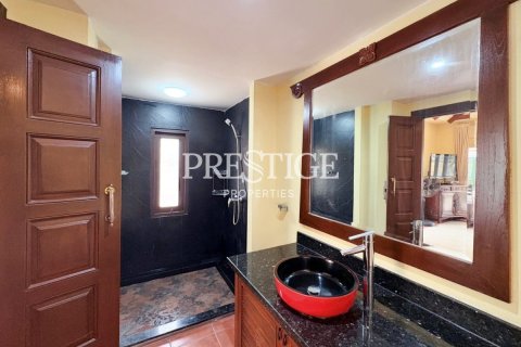 House in Pattaya, Thailand 5 bedrooms № 197877 - photo 23