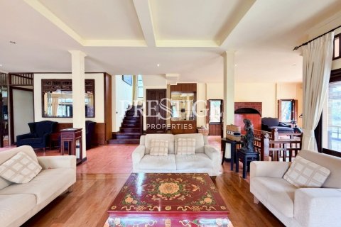 House in Pattaya, Thailand 5 bedrooms № 197877 - photo 3