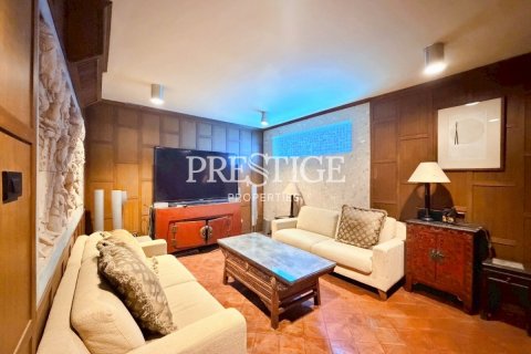 House in Pattaya, Thailand 5 bedrooms № 197877 - photo 19