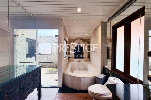 House in Pattaya, Thailand 5 bedrooms № 197877 - photo 17