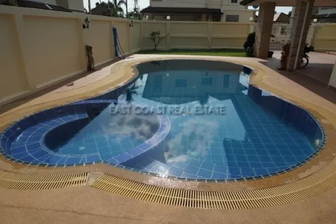 Casa de 4 dormitorios en Pattaya, Tailandia № 212589 - foto 4