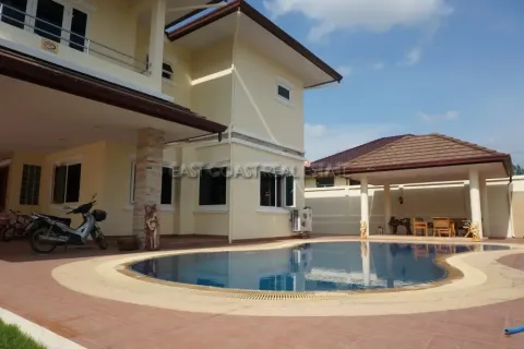 House in Pattaya, Thailand 4 bedrooms № 212589