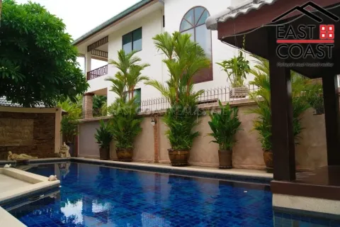 Casa de 4 dormitorios en Pattaya, Tailandia № 212590 - foto 11