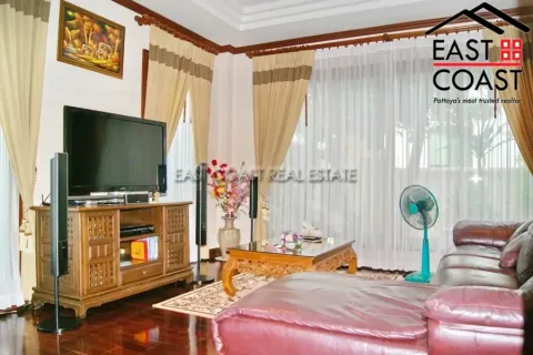 Casa de 4 dormitorios en Pattaya, Tailandia № 212590 - foto 17