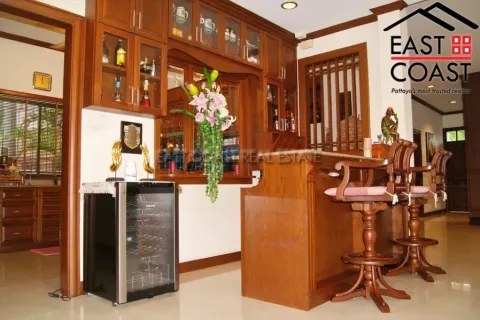 Casa de 4 dormitorios en Pattaya, Tailandia № 212590 - foto 24