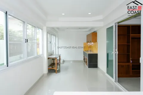 Casa de 6 dormitorios en Pattaya, Tailandia № 212588 - foto 20