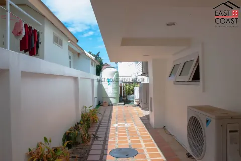 Casa de 6 dormitorios en Pattaya, Tailandia № 212588 - foto 14