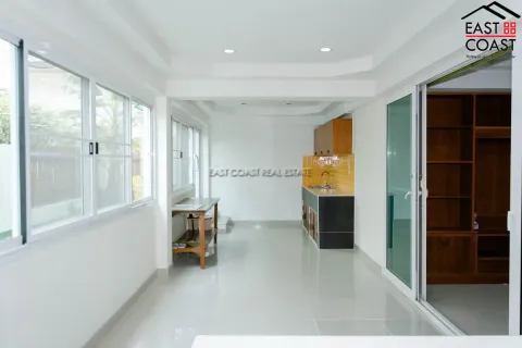 Casa de 6 dormitorios en Pattaya, Tailandia № 212588 - foto 3