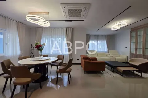 Casa de 5 dormitorios en Pattaya, Tailandia № 210938 - foto 14